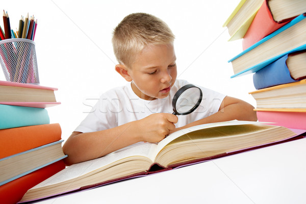 Nyomozás okos fiatalság néz nagyító olvas Stock fotó © pressmaster
