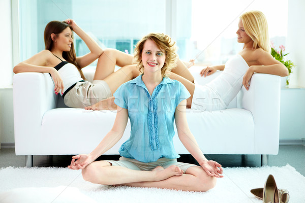 Gleichgewicht Mädchen darstellen Lotus Sitzung Stock Stock foto © pressmaster