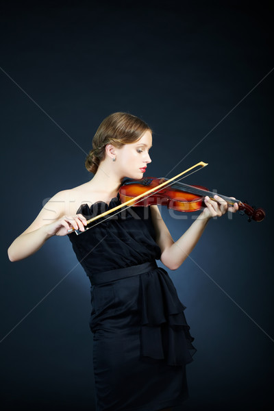 Violonist portret tineri femeie joc vioară Imagine de stoc © pressmaster