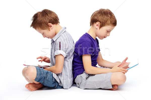 Dijital ikizler sevimli oturma geri keşfetmek Stok fotoğraf © pressmaster