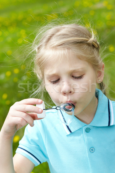 Bolha de sabão jogar bonitinho menina bolhas de sabão Foto stock © pressmaster