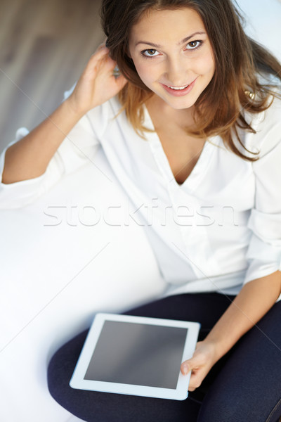Lány touchpad fiatal gyönyörű női néz Stock fotó © pressmaster