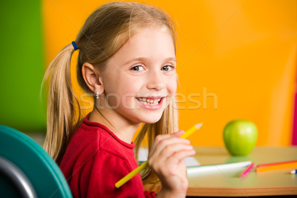 Tekening portret ijverig schoolmeisje potlood naar Stockfoto © pressmaster