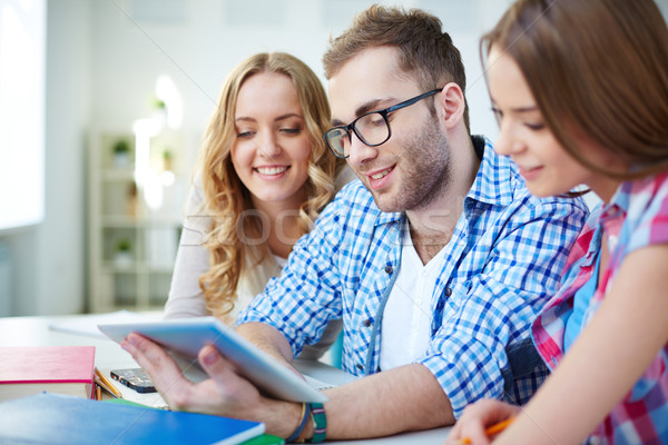 Networking studenti Smart touchpad lezione donna Foto d'archivio © pressmaster