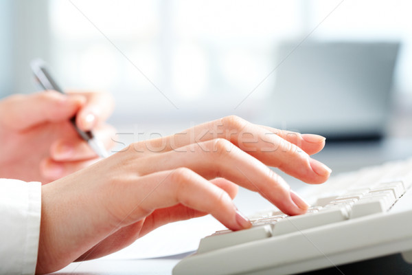 работу женщины рук прикасаться Кнопки Сток-фото © pressmaster