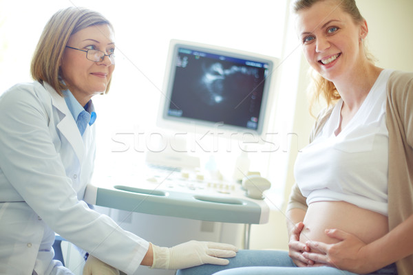 Rendszeres vizsgálat boldog fiatal nő orvos kórház Stock fotó © pressmaster