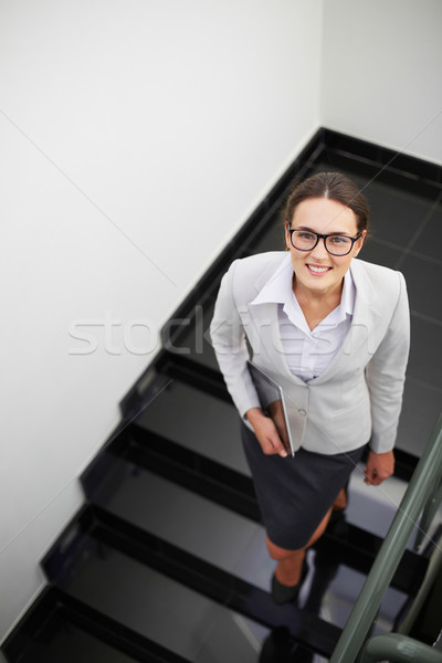 Vrouw trappenhuis boven hoek smart zakenvrouw Stockfoto © pressmaster