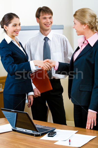 Necesar trata imagine oameni de afaceri în picioare strângere de mână Imagine de stoc © pressmaster