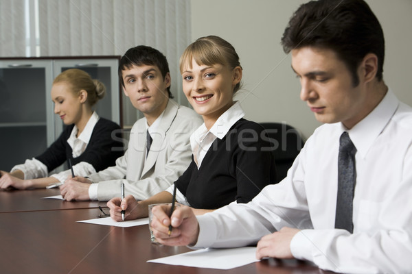 Kérdő sikeres fiatalok ül asztal tömés Stock fotó © pressmaster