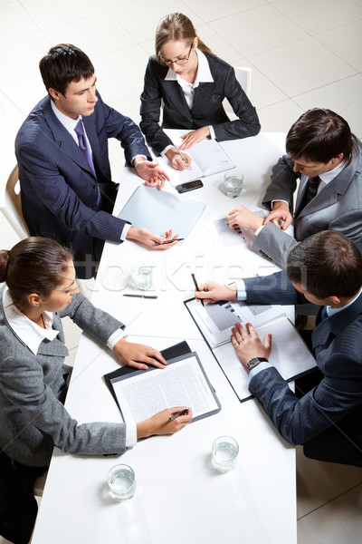 üzlet eligazítás csapat öt üzletemberek megbeszél Stock fotó © pressmaster