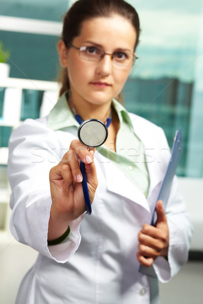 Háziorvos sztetoszkóp portré női orvos néz Stock fotó © pressmaster