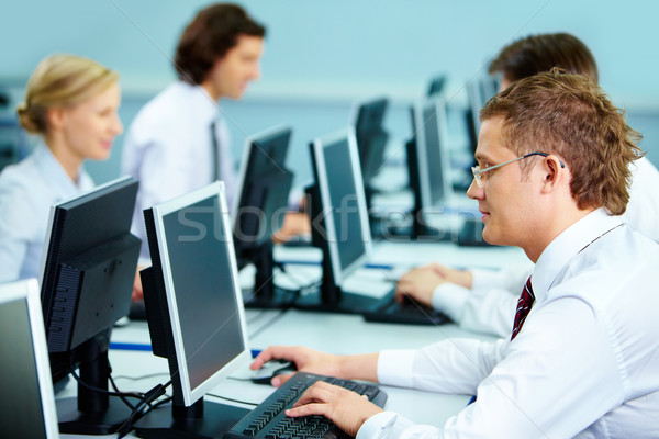 Elfoglalt emberek okos üzletemberek gépel számítógépszoba Stock fotó © pressmaster