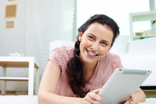 Stock foto: Weiblichen · Touchpad · junge · Mädchen · schauen · Kamera · lächelnd