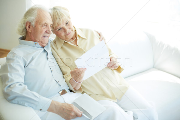 Lectura post retrato franco pareja de ancianos sesión Foto stock © pressmaster