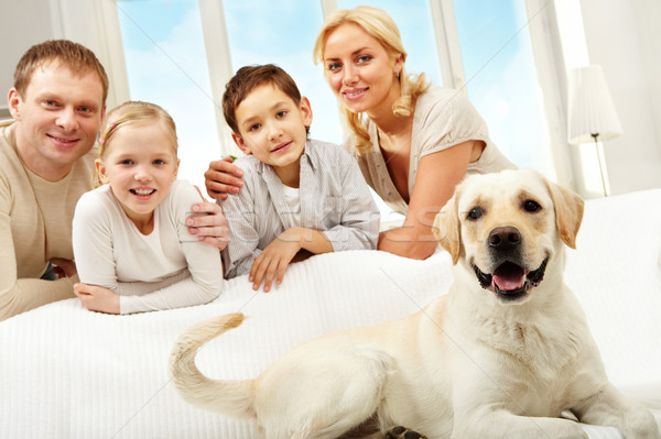 Pet grande cane divano famiglia quattro Foto d'archivio © pressmaster