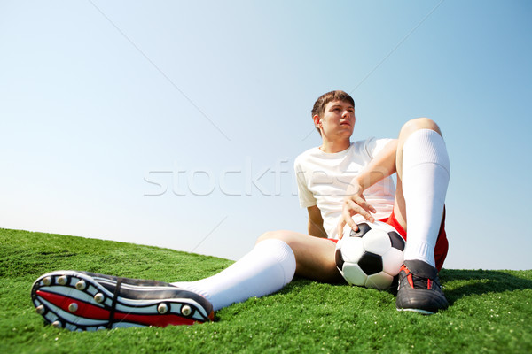 Сток-фото: расслабляющая · спортсмен · фото · футболист · сидят · зеленый