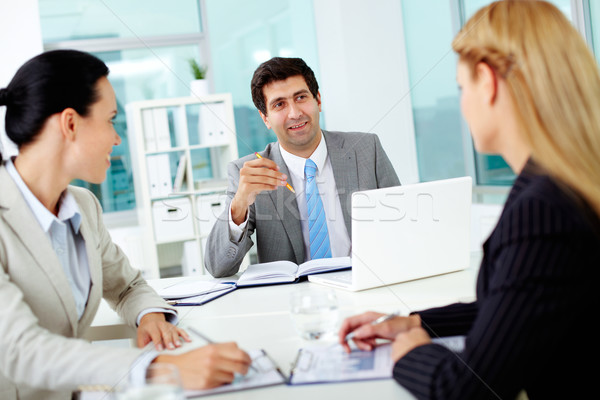 Uitleggen ideeën zakenman collega's vergadering business Stockfoto © pressmaster