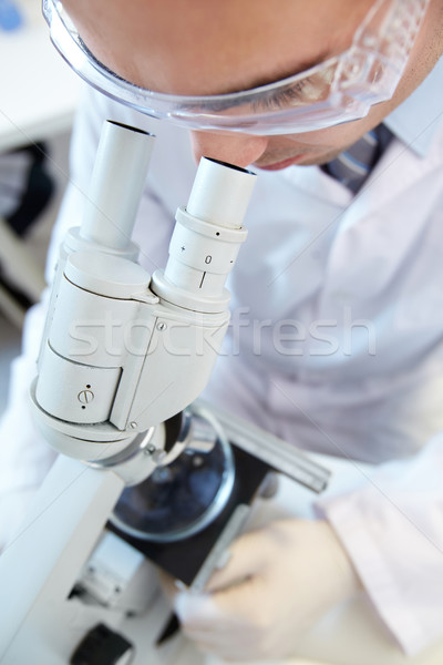 研究員 男 科學家 眼鏡 看 顯微鏡 商業照片 © pressmaster
