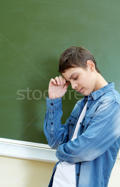 Denker verticaal afbeelding schooljongen permanente Blackboard Stockfoto © pressmaster
