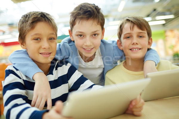 Stock foto: Kinder · Porträt · drei · Jungen · Sitzung · Kaffeehaus