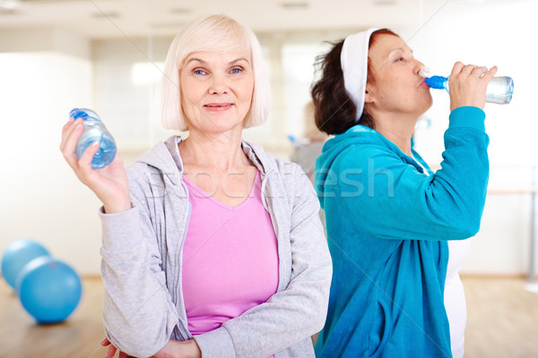 Erfrischung zwei glücklich Frauen Training Stock foto © pressmaster