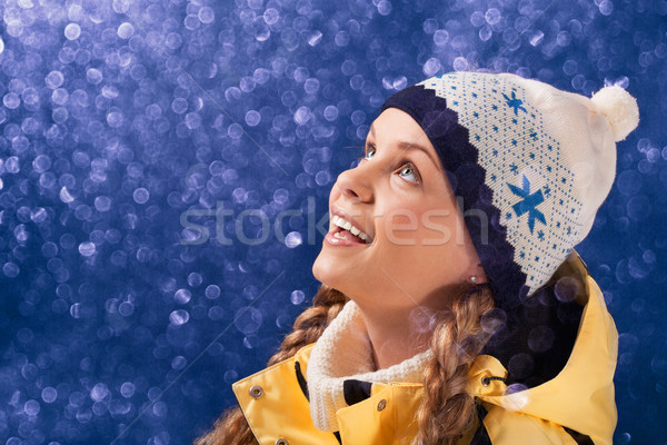 Retrato maravilhado menina olhando queda de neve Foto stock © pressmaster
