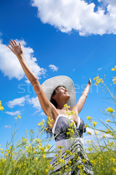 Glorie portret mooie vrouw permanente weide naar Stockfoto © pressmaster