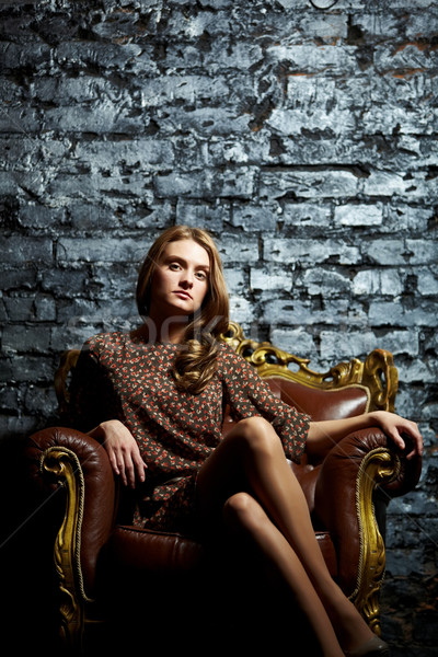 Kontrast przepiękny dziewczyna posiedzenia vintage krzesło Zdjęcia stock © pressmaster