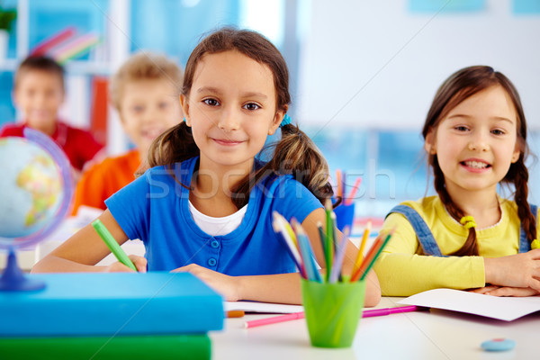 Glücklich Gesichter Porträt Schulkinder Zeichnung Buntstifte Stock foto © pressmaster