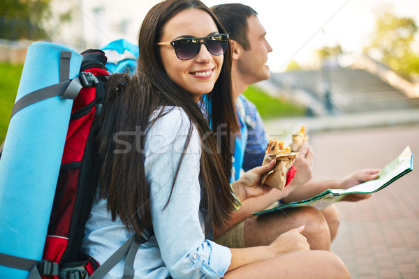 Snack mooie reiziger naar camera glimlach Stockfoto © pressmaster