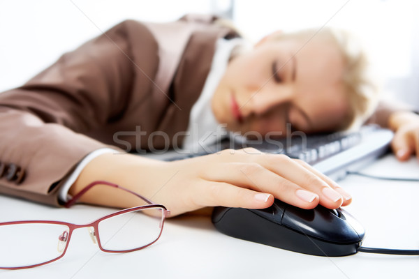 Foto stock: Adormecido · local · de · trabalho · jovem · empresária · teclado · mouse · de · computador