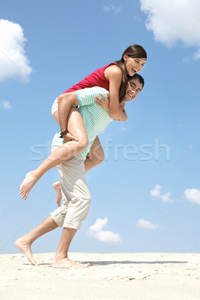 Zwaar laden jonge man vrouw Maakt een reservekopie Stockfoto © pressmaster