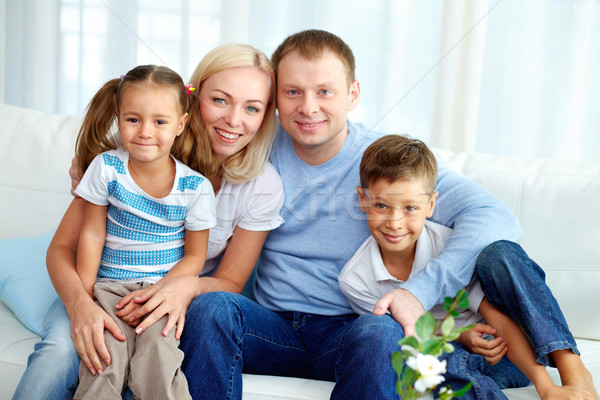 Foto d'archivio: Casa · di · famiglia · ritratto · famiglia · felice · due · bambini · seduta