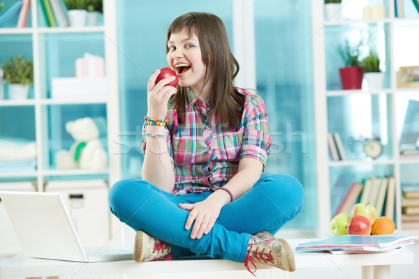 Manzana morder bastante sesión escritorio Foto stock © pressmaster