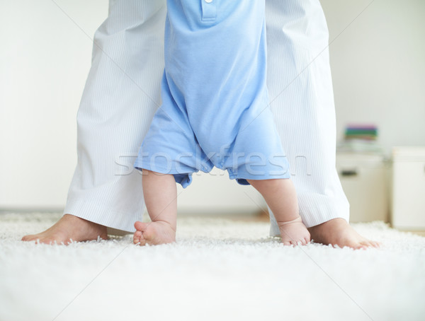Aprendizaje caminata primer plano femenino pequeño bebé Foto stock © pressmaster