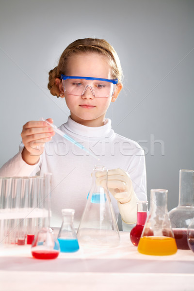 Iskola kísérlet függőleges kép gyermek labor Stock fotó © pressmaster