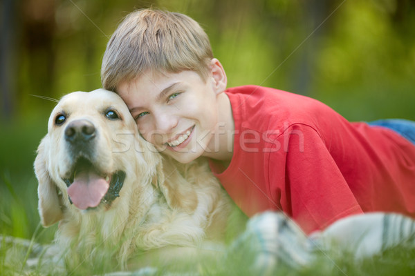 Poświęcony znajomych portret szczęśliwy chłopak przyjazny Zdjęcia stock © pressmaster