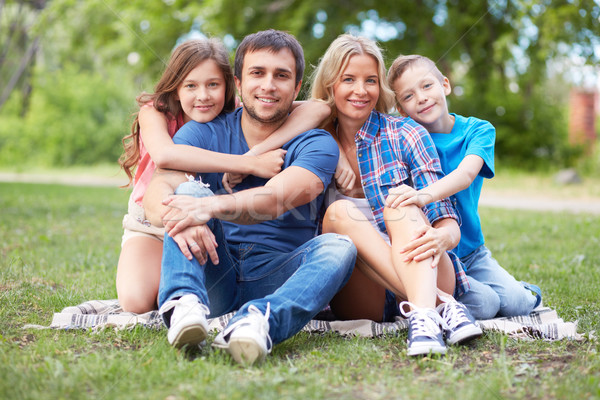 Afectuos familie fotografie fericit de familie patru şedinţei Imagine de stoc © pressmaster