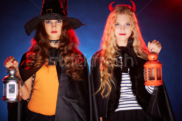 Halloween filles portrait deux lanternes regarder Photo stock © pressmaster