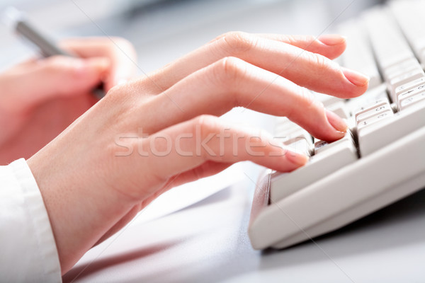 作業 クローズアップ 女性 手 触れる ボタン ストックフォト © pressmaster