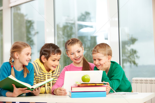 [[stock_photo]]: école · portrait · puce · écolières · regarder