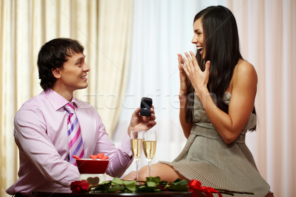 Wniosek zaręczynowy młody człowiek pierścionek zaręczynowy sympatia Zdjęcia stock © pressmaster