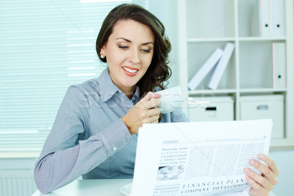 Gute Nachrichten Büro Mädchen Lesung Zeitung lächelnd Stock foto © pressmaster