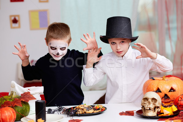 Foto stock: Halloween · foto · gemelo · ninos · mirando