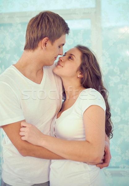 Kötődés portré szerelmi fiatal pér átkarol néz Stock fotó © pressmaster