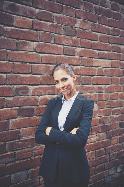 Gelukkig werkgever afbeelding zakenvrouw permanente muur Stockfoto © pressmaster