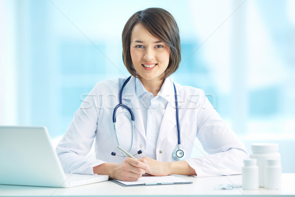 Lekarz pracy portret uśmiechnięty pracy biuro Zdjęcia stock © pressmaster