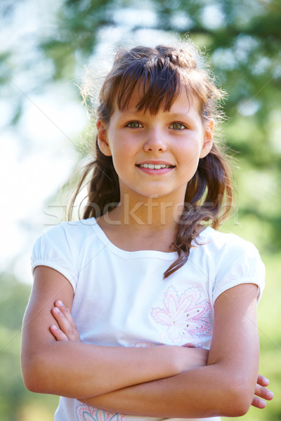 Foto stock: Nina · posando · retrato · niña · feliz · armas · fuera