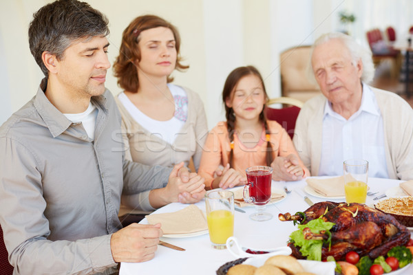Modląc obiedzie rodziny cztery tabeli Zdjęcia stock © pressmaster