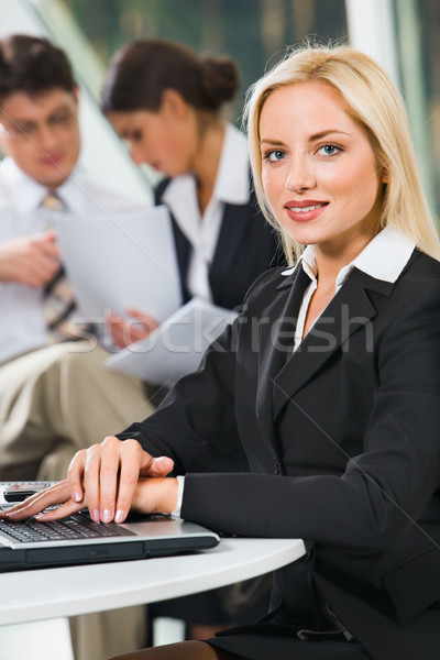 Foto stock: Executivo · colega · jovem · sorrindo · sessão · tabela